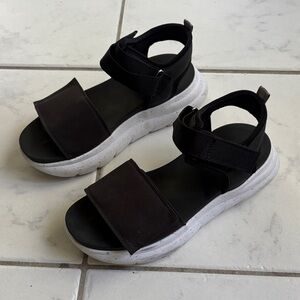 Dearfoams black Velcro sandals